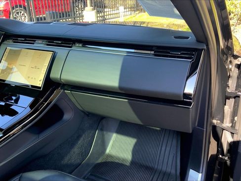 Used 2025 Land Rover Range Rover Sport image 18