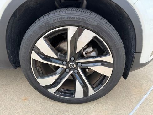 Used 2023 Volvo XC40 B5 Plus AWD/4WD image 9