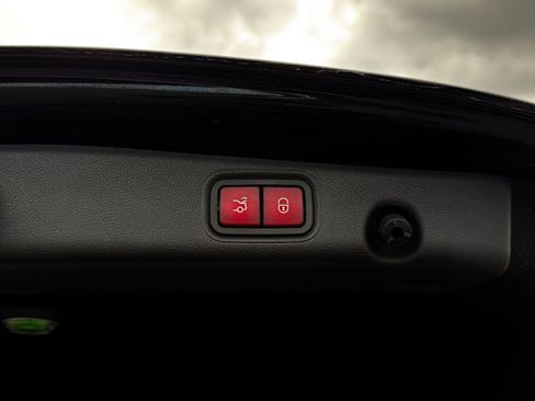 Used 2017 Mercedes-Benz E 300 4MATIC image 75