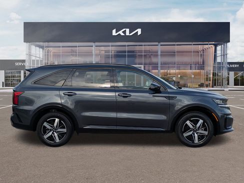 Certified 2023 Kia Sorento S FWD image 3
