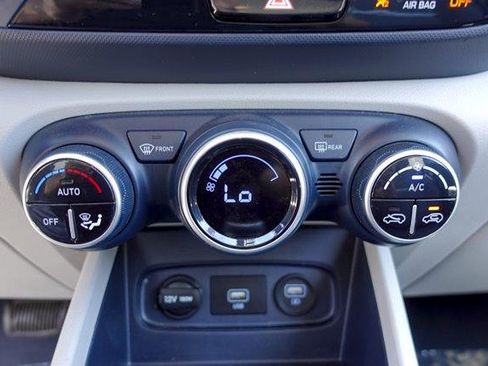 Used 2021 Hyundai Venue FWD image 19