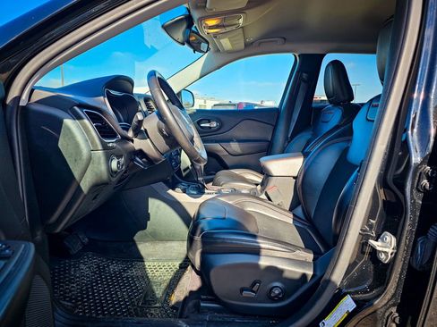 Used 2019 Jeep Cherokee Trailhawk w/ Cold Weather Group image 11