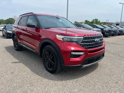 Certified 2024 Ford Explorer XLT w/ Equipment Group 202A AWD/4WD image 3