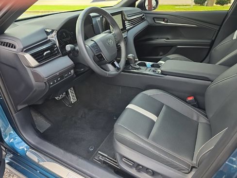 Used 2025 Toyota Camry SE w/ Convenience Package FWD image 8