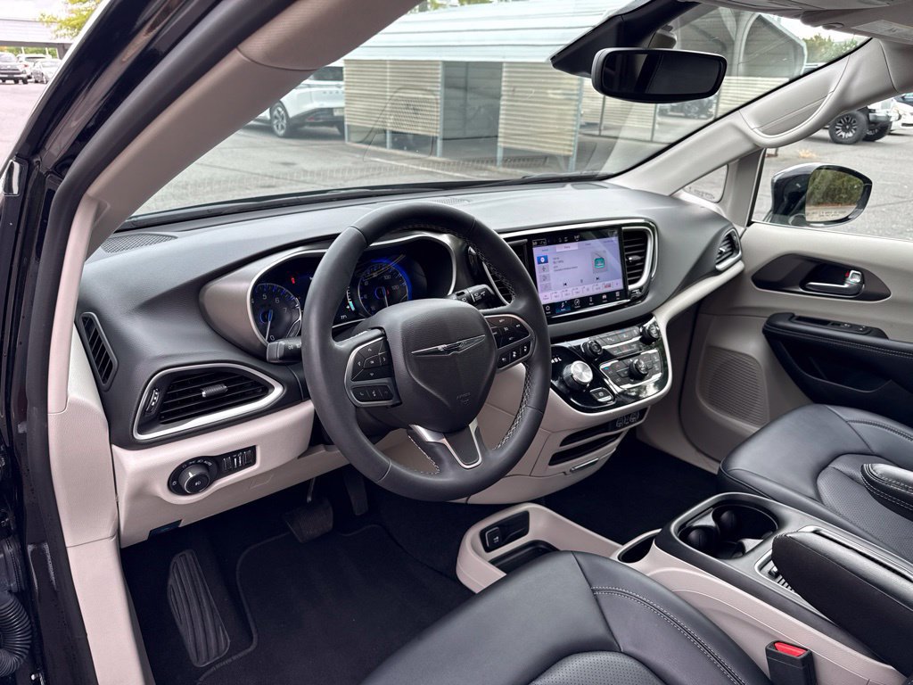Used 2024 Chrysler Pacifica Touring-L FWD image 17