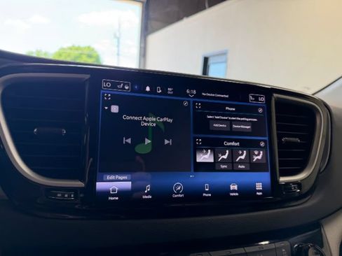 Used 2023 Chrysler Pacifica Touring-L FWD image 14