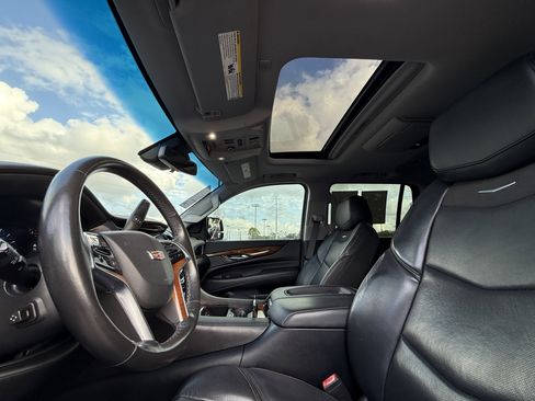 Used 2017 Cadillac Escalade Premium Luxury image 35