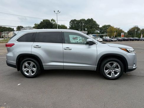 Used 2017 Toyota Highlander Limited image 3