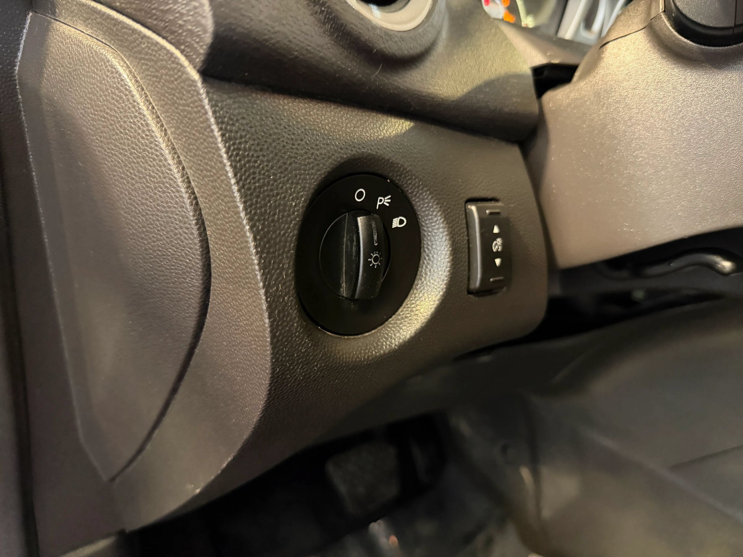 Used 2012 Ford Fiesta SE w/ Super Fuel Economy Pkg FWD image 11