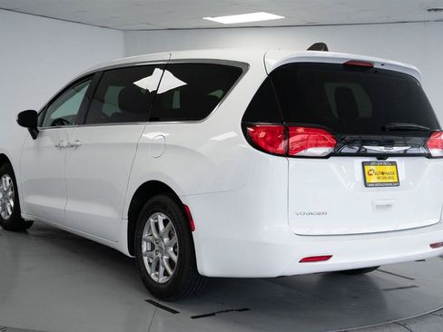 Used 2023 Chrysler Voyager LX FWD image 8