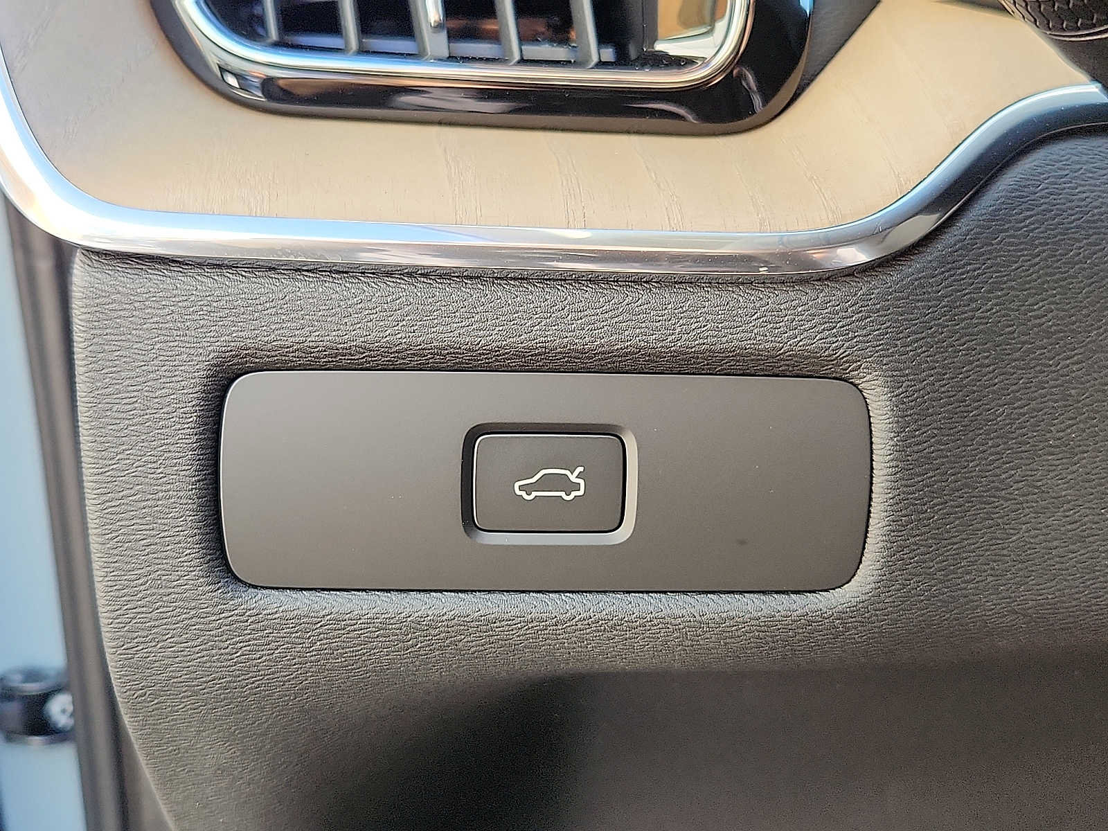 Used 2027 Volvo XC60 B5 Plus AWD/4WD image 22