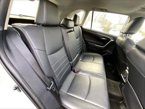 Used 2020 Toyota RAV4 XLE Premium image 28
