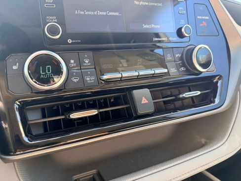 Used 2022 Toyota Highlander XLE image 30