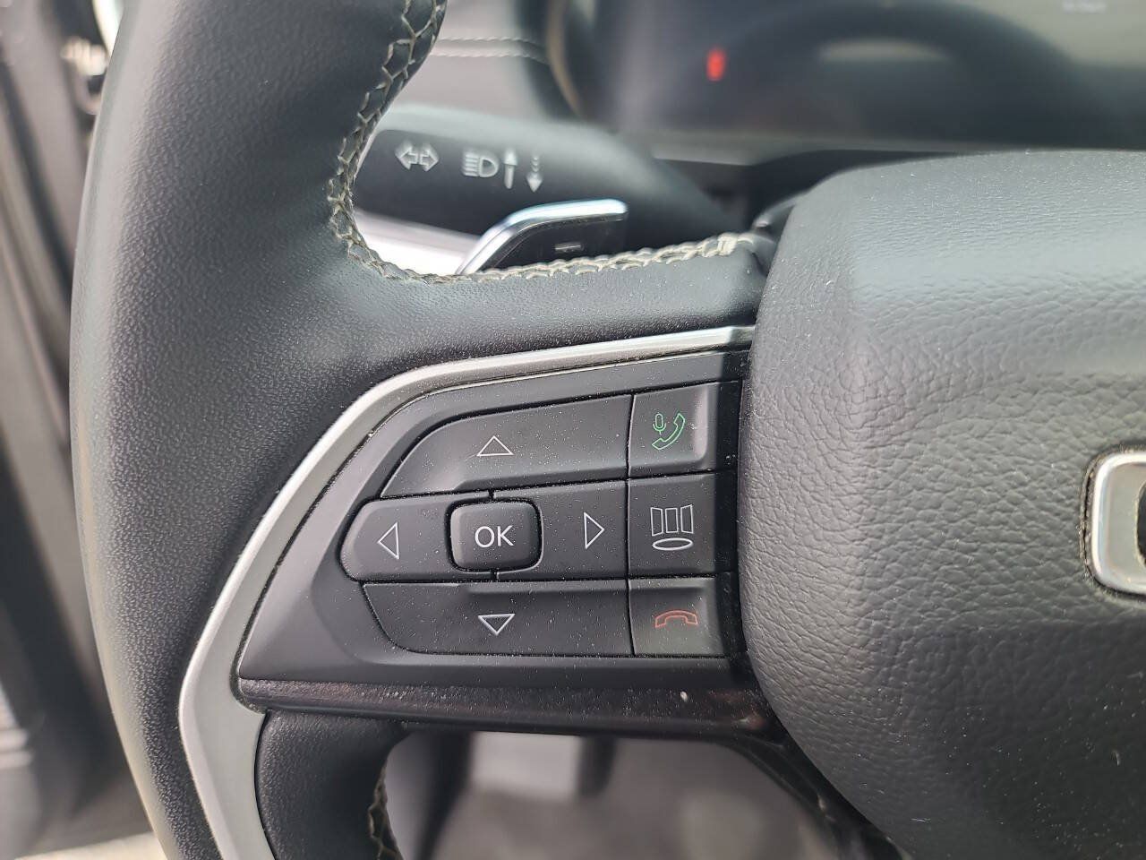 Used 2023 Jeep Grand Cherokee L Laredo RWD image 21