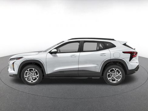 Used 2025 Chevrolet Trax LT FWD image 4