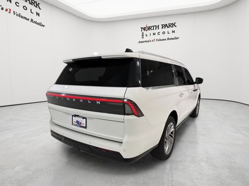 Used 2025 Lincoln Navigator L Reserve AWD/4WD image 5