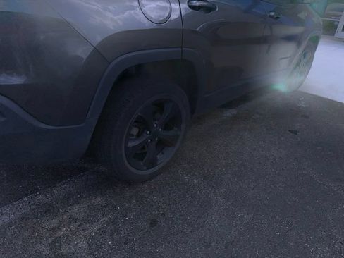 Used 2018 Jeep Cherokee Latitude w/ Altitude Package FWD image 10