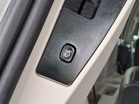 Used 2016 Chrysler Town & Country Touring-L image 29