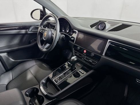 Used 2024 Porsche Macan image 30