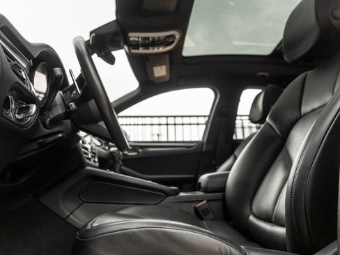 Certified 2024 Porsche Macan AWD/4WD image 23