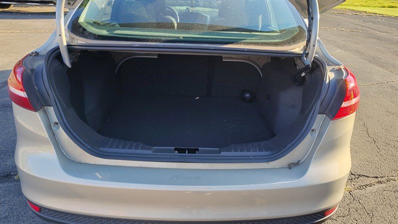 Used 2016 Ford Focus SE w/ SE Power Seat Package FWD image 8