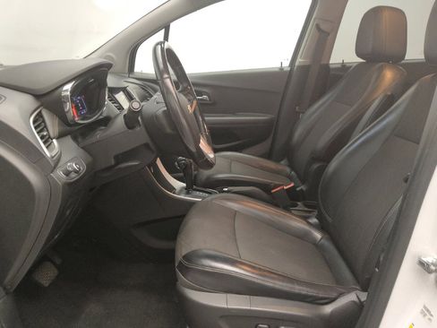 Used 2019 Chevrolet Trax LT w/ LT Convenience Package image 17