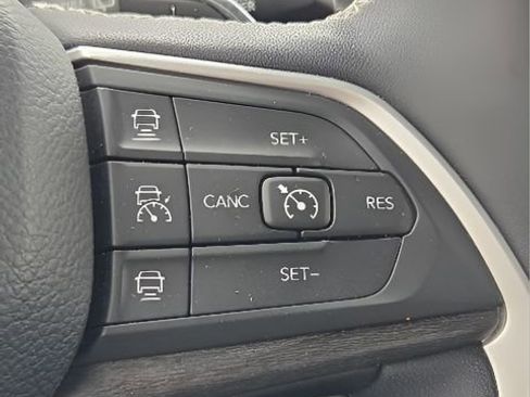 Used 2023 Jeep Grand Cherokee Limited AWD/4WD image 25