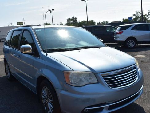 Used 2013 Chrysler Town & Country Touring-L w/ Entertainment Group #2 FWD image 2