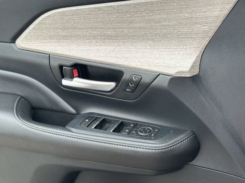 Used 2024 Toyota Grand Highlander AWD image 25
