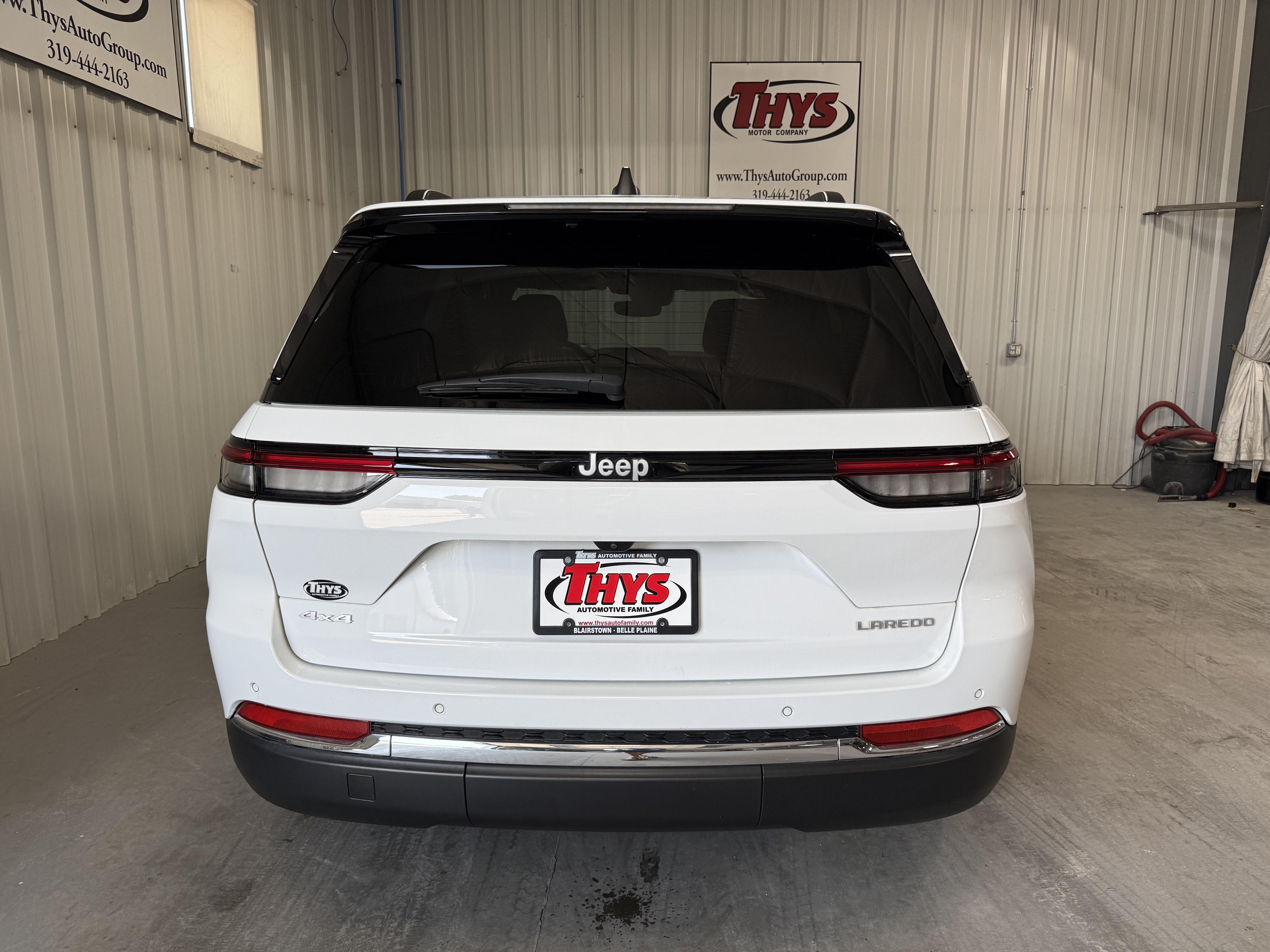 Used 2024 Jeep Grand Cherokee Laredo X w/ Luxury Tech Group I AWD/4WD image 4