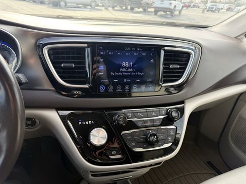 Used 2017 Chrysler Pacifica Touring-L Plus w/ Advanced Safetytec Group image 17