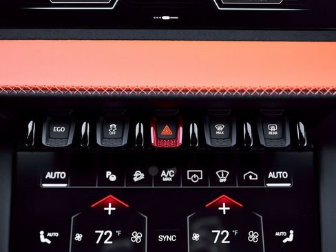 Used 2025 Lamborghini Urus SE image 71