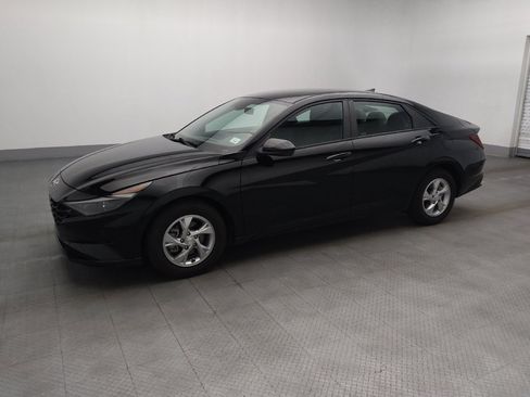 Used 2023 Hyundai Elantra SE w/ Cargo Package FWD image 2