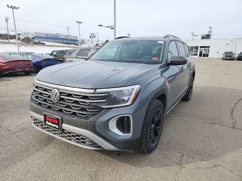 New 2026 Volkswagen Atlas Peak Edition image 3