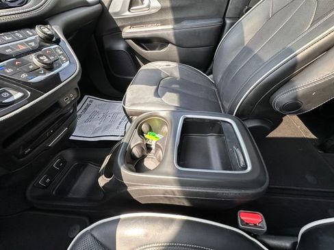 Used 2020 Chrysler Pacifica Limited w/ Advanced Safetytec Group FWD image 25