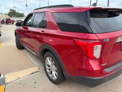 Used 2021 Ford Explorer XLT w/ Equipment Group 202A RWD image 4