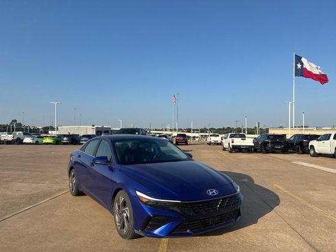 Used 2025 Hyundai Elantra SEL FWD image 2