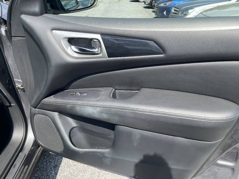 Used 2019 Nissan Pathfinder S AWD/4WD image 29