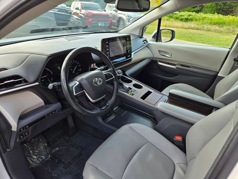 Used 2023 Toyota Sienna XLE FWD image 13