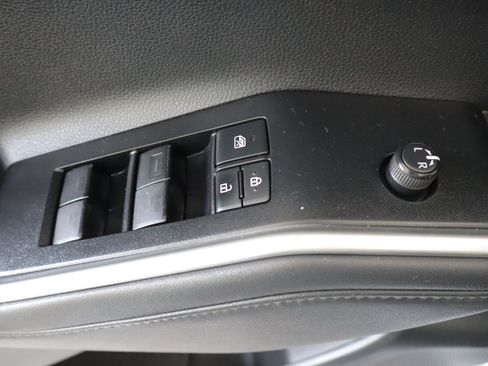 Used 2021 Toyota Highlander XLE AWD/4WD image 13