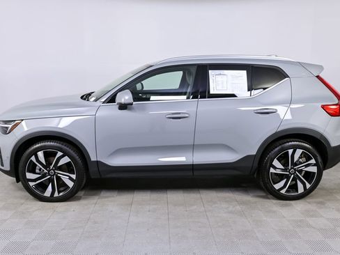 Certified 2025 Volvo XC40 B5 Plus image 2