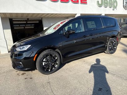 New 2026 Chrysler Pacifica Limited w/ S Appearance Package