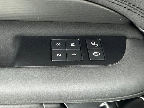 Used 2017 Land Rover Discovery HSE image 26