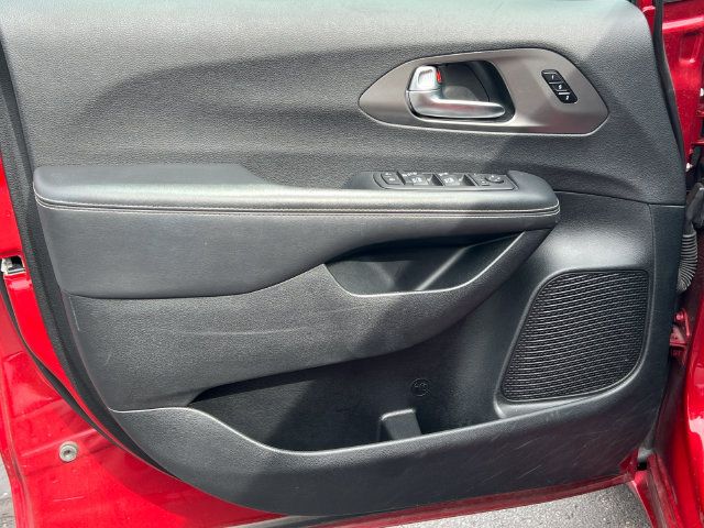 Used 2025 Chrysler Pacifica Select FWD image 15