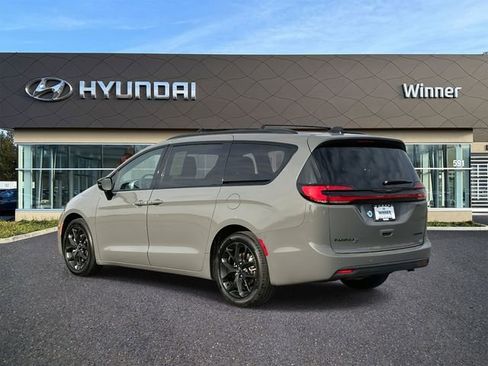 Used 2025 Chrysler Pacifica Limited image 3