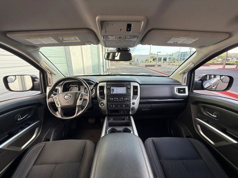 Used 2018 Nissan Titan SV w/ SV Convenience Package RWD image 11