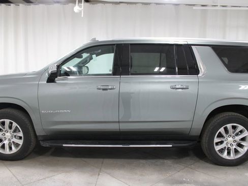 Used 2023 Chevrolet Suburban Premier image 6