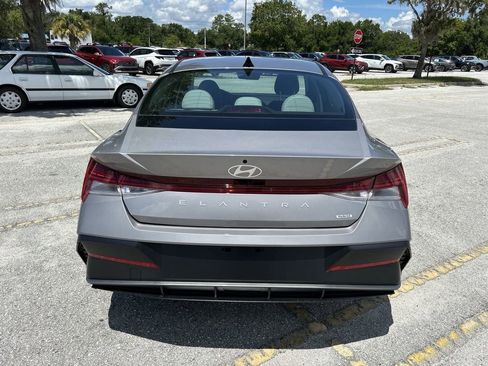 New 2025 Hyundai Elantra Limited image 12