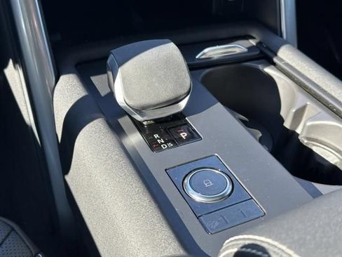 Used 2025 Land Rover Discovery Dynamic SE AWD/4WD image 14