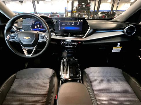 Used 2025 Chevrolet Trax LT w/ Driver Confidence Package FWD image 22